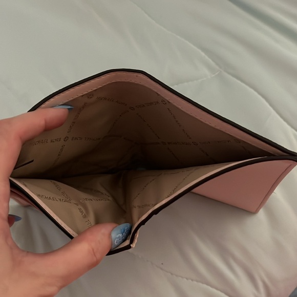 Michael Kors pink wallet - Picture 3 of 4